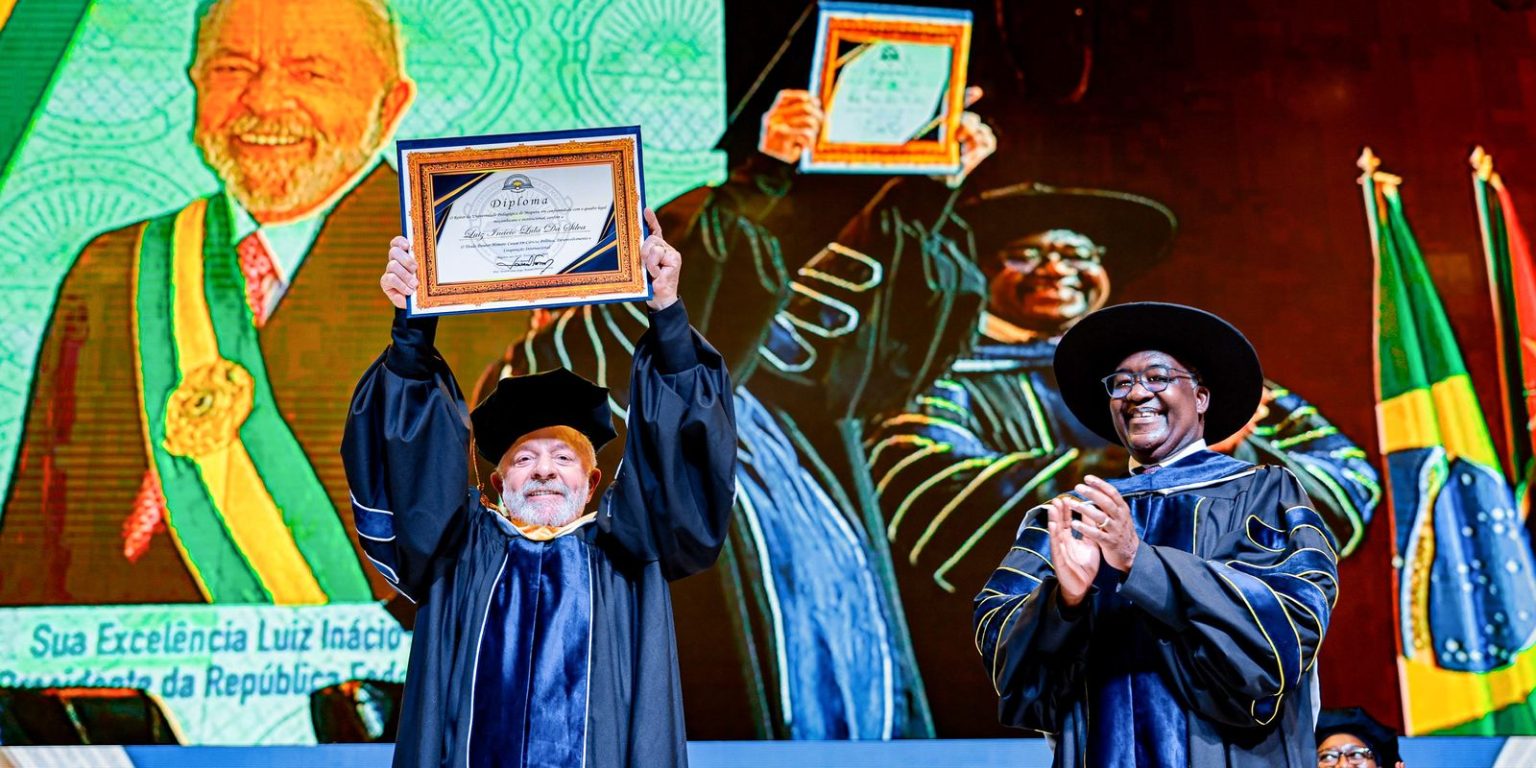 Lula é homenageado com título de doutor honoris causa em moçambique