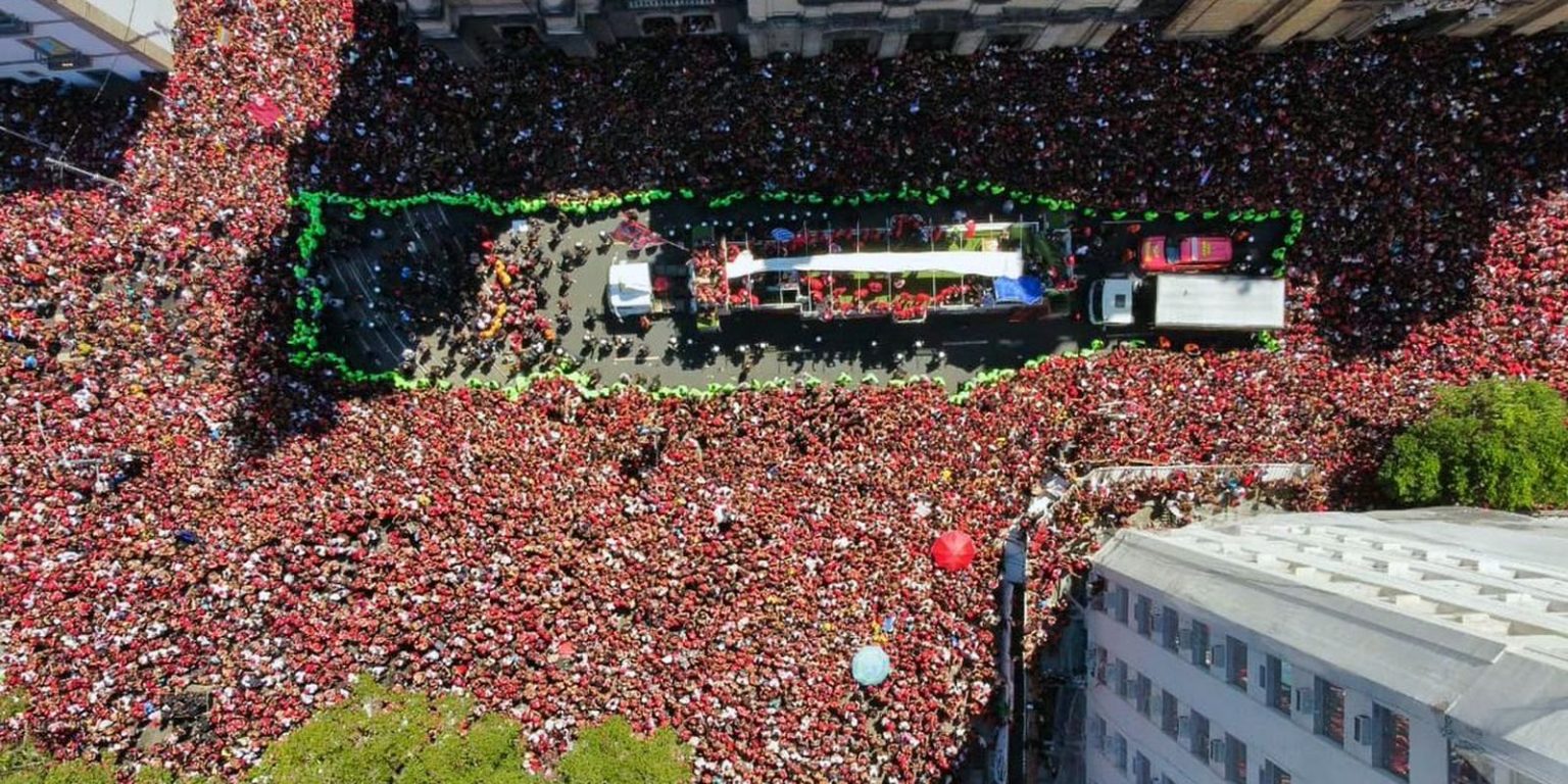 Mar de rubro-negro toma o rio em festa pelo título do flamengo