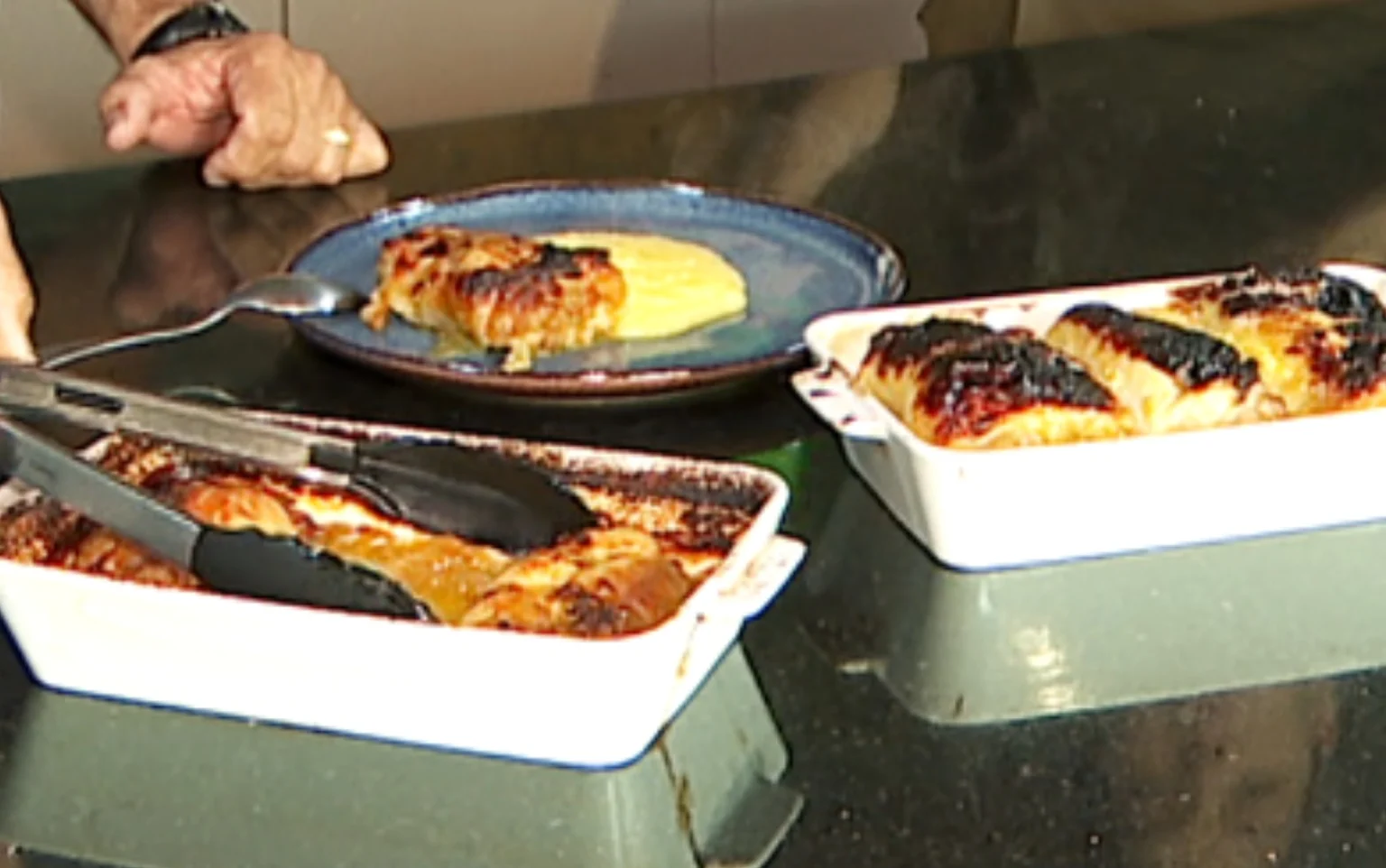 Aprenda a fazer sobrecoxa assada com polenta cremosa gastando pouco