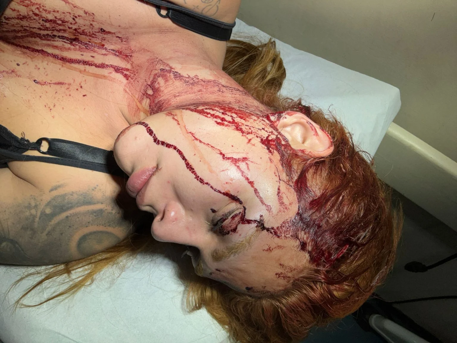 Travesti é atacada a facadas e tijoladas por vizinhos em são paulo