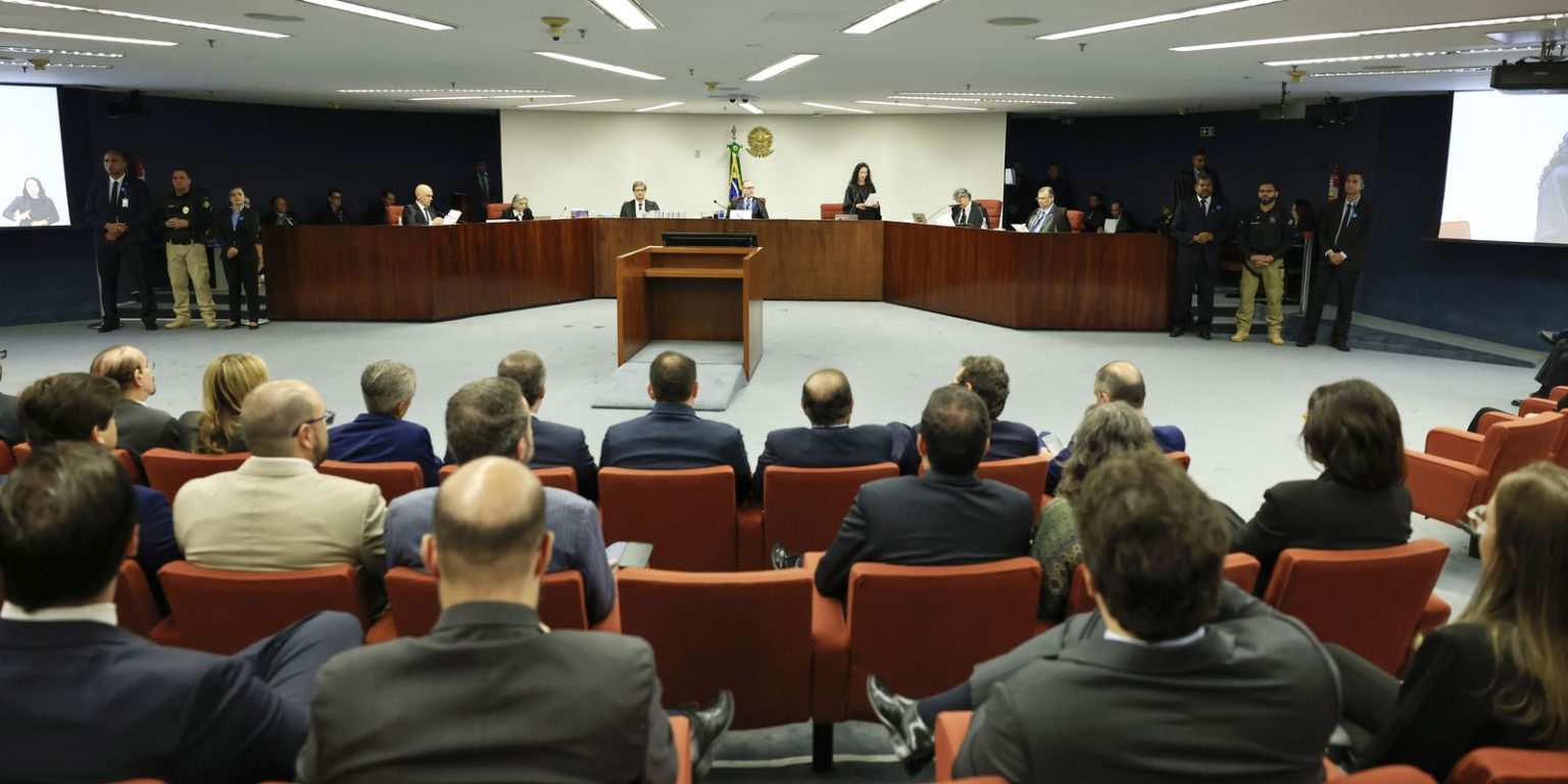 STF julga seis réus acusados de envolvimento em trama golpista