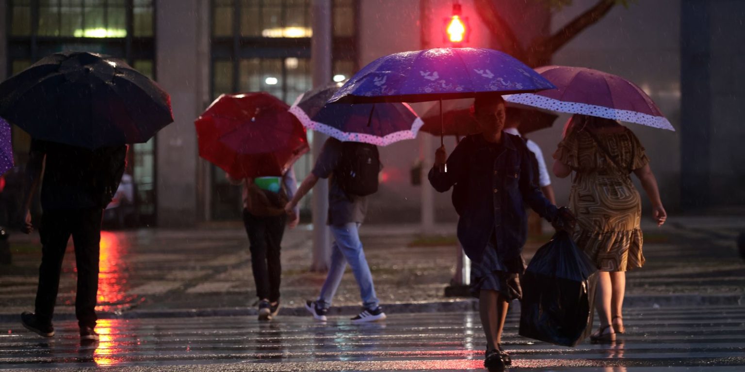 Frente fria eleva alerta e Defesa Civil de SP instala gabinete de