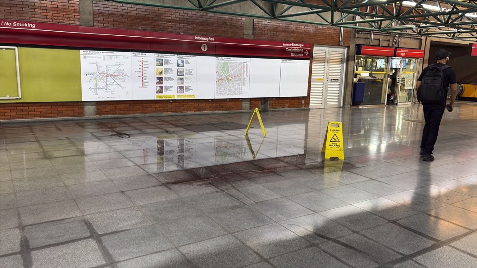 Estação Pedro II do Metrô alagada em SP após temporal