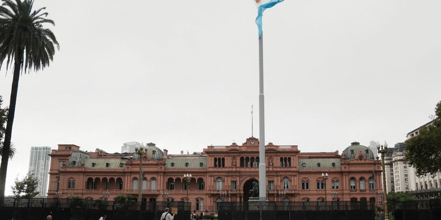 Reforma de Milei: lucro empresarial e subjugação do trabalhador na Argentina