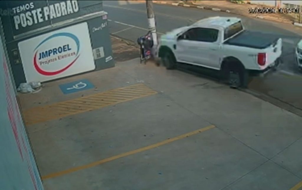 Tatuí: homem escapa por um triz de caminhonete que bateu em poste