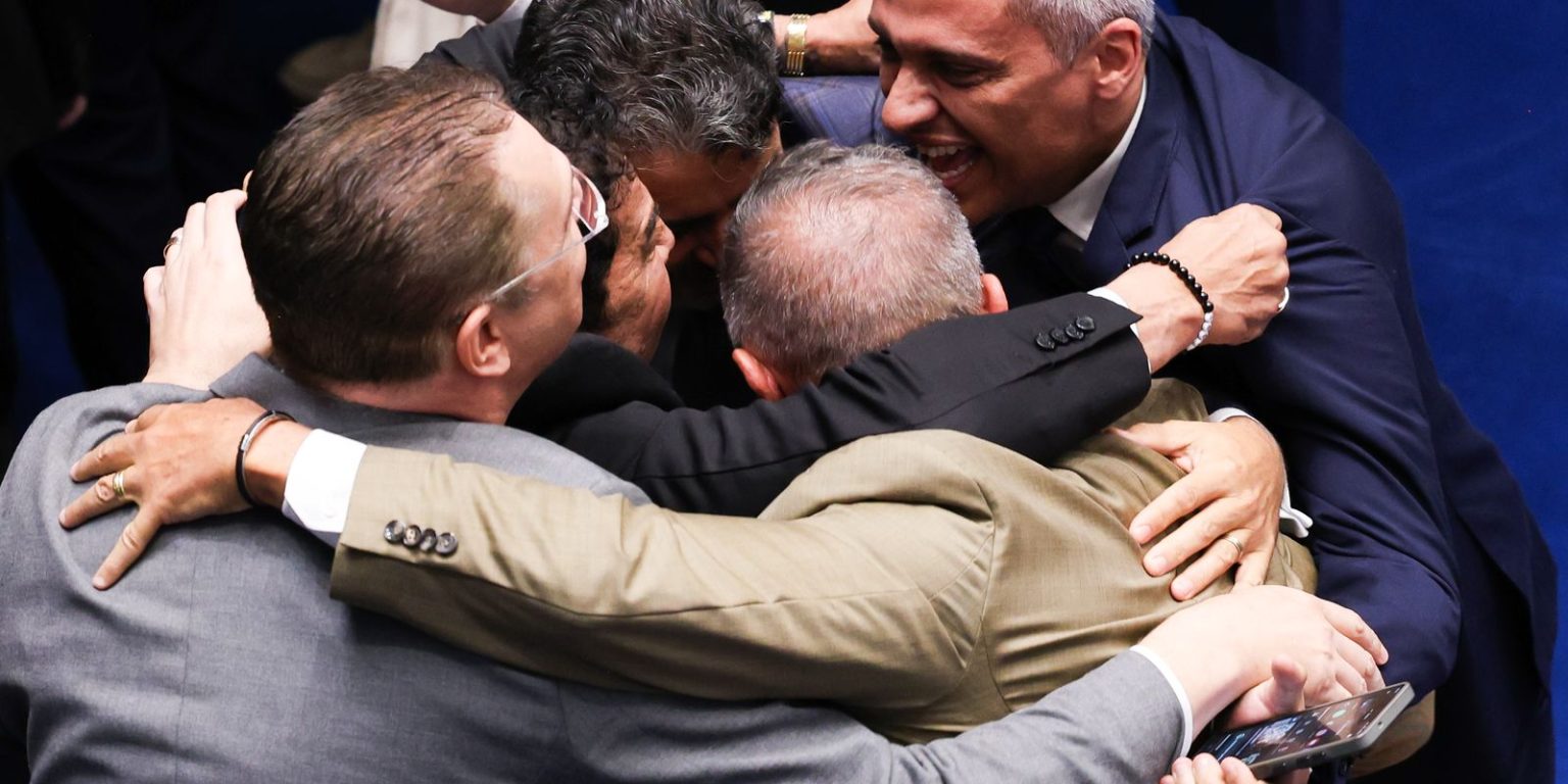 Senado surpreende e rejeita indicação de Jorge Messias para o STF