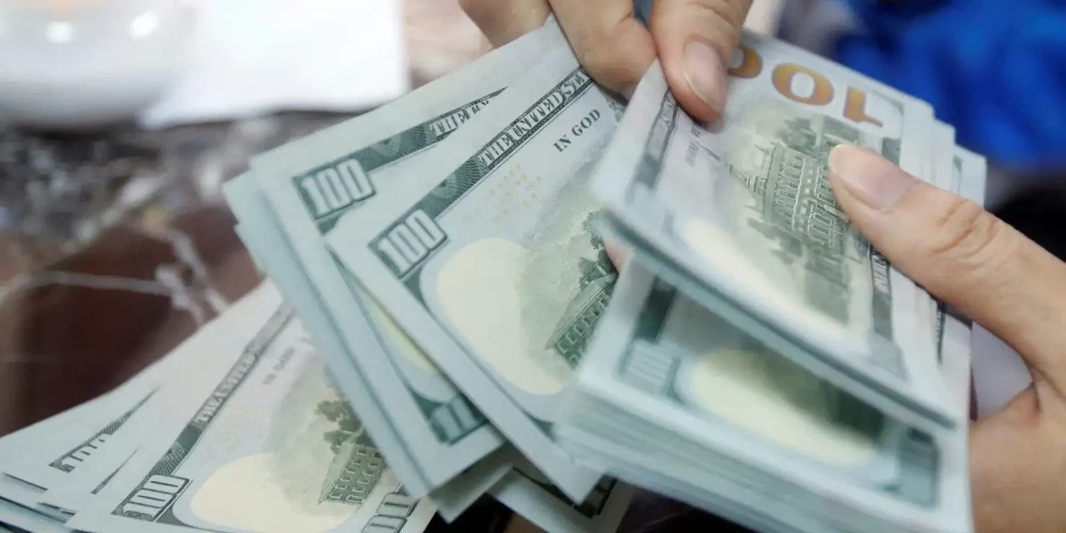 Dólar fecha abaixo de R$ 5, bolsa cai com cautela global: resumo do mercado financeiro