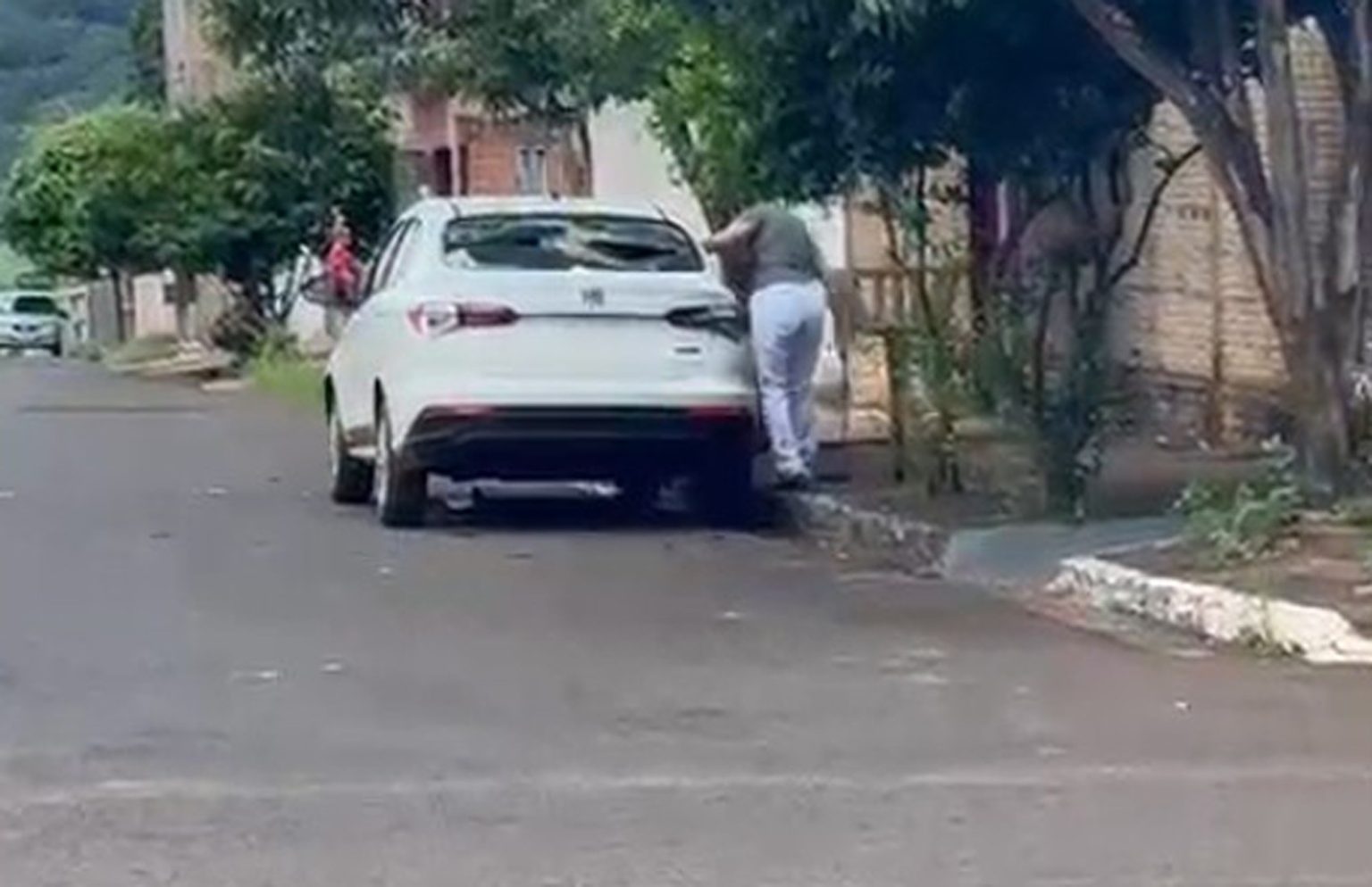 Exoneração após dano em carro oficial usado em encontro pessoal em Minas