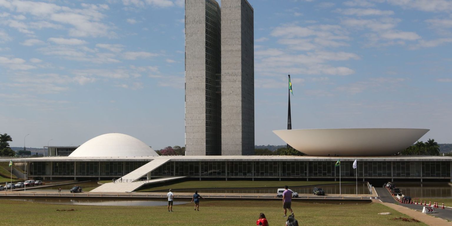 Presidente do Congresso fatia votação do PL da Dosimetria; governo denuncia manobra