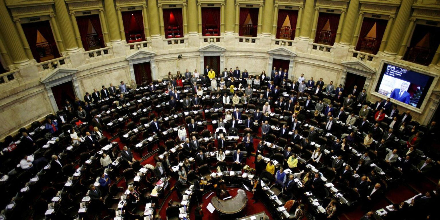 Justiça argentina suspende pontos-chave da reforma trabalhista de Milei