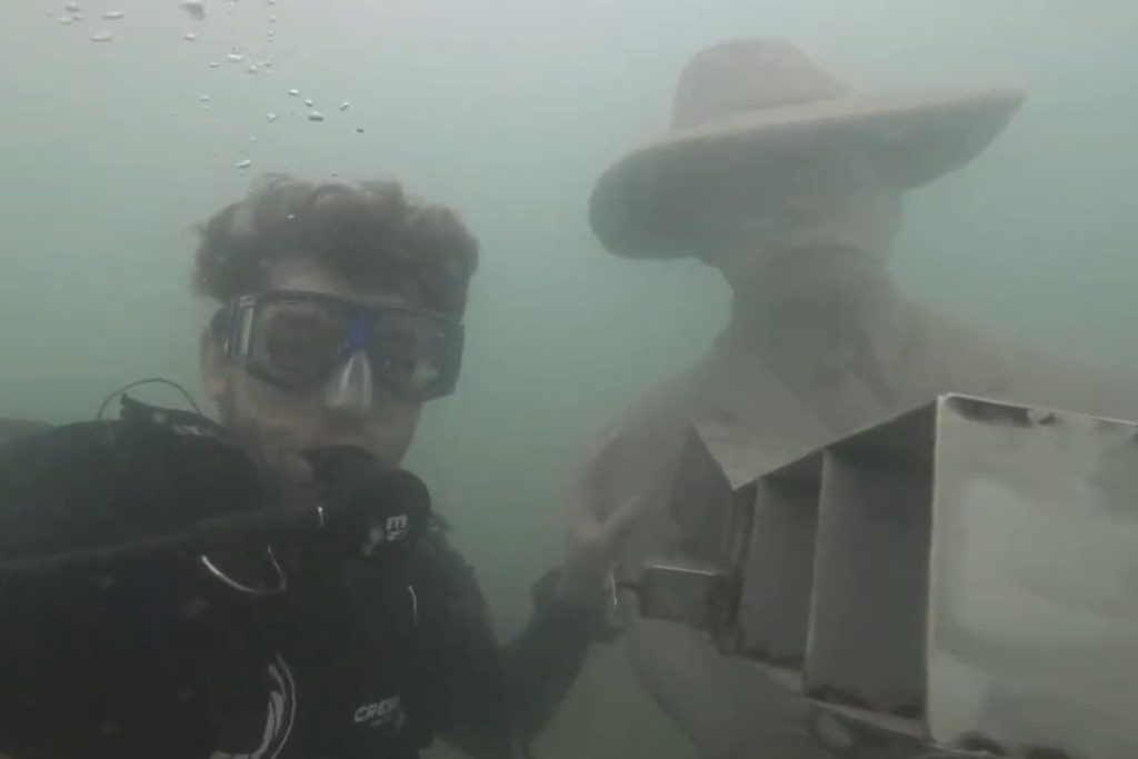 Mergulhadores exploram esculturas em 1° centro de visitação subaquático do Brasil