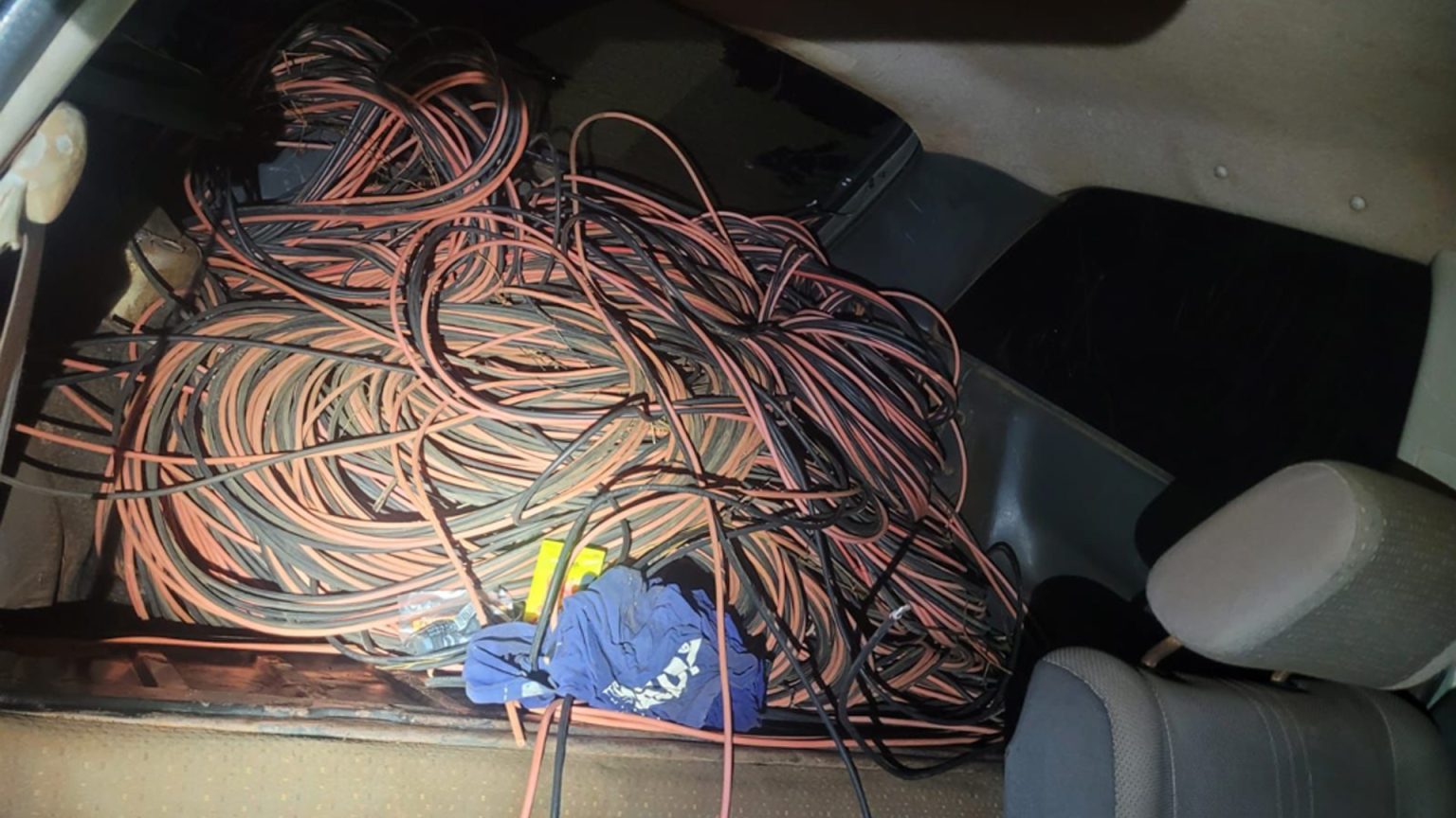 Quadrilha é detida furtando R$ 10 mil em fios de cobre de usina solar no interior de SP
