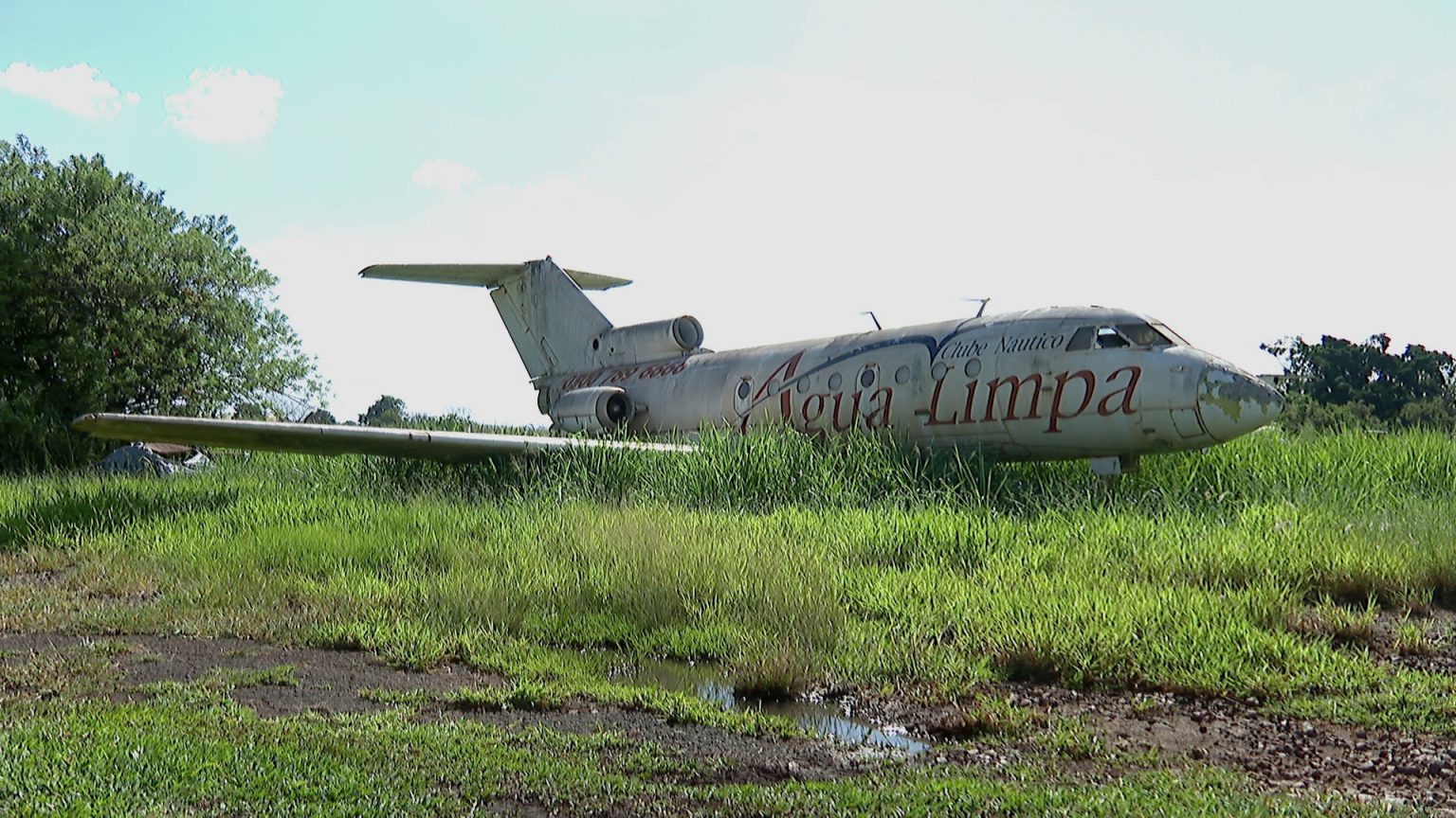 Aeronave da União Soviética é abandonada no interior de SP: como um avião único se tornou sucata após 20 anos