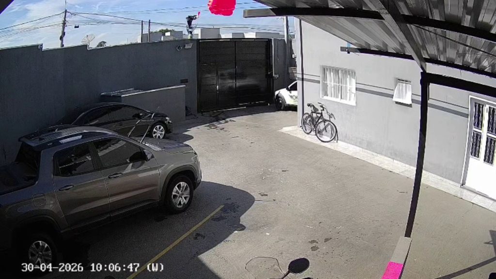 Paraquedista atinge fiação de energia em Boituva: vídeo registra momento tenso