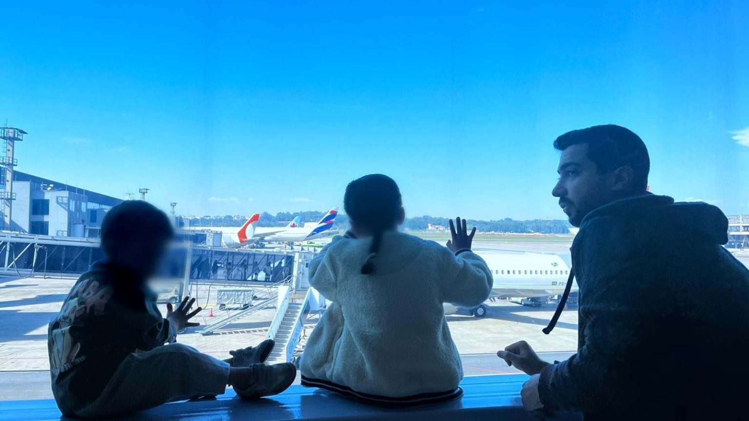 Entidades cobram atendimento médico e solução humanitária para família egípcia retida em aeroporto de SP