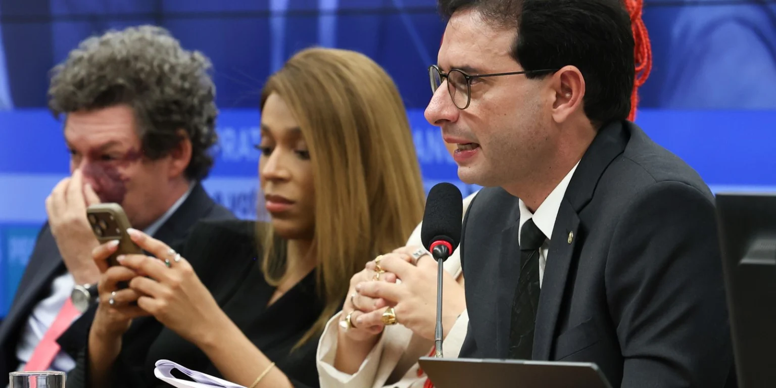 Relatório de PEC propõe fim da escala 6×1 e redução da jornada de trabalho