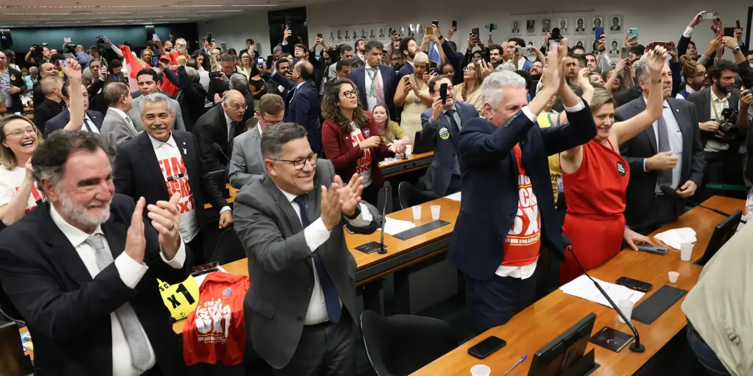Comissão Especial da Câmara aprova relatório de PEC que propõe fim da escala 6X1