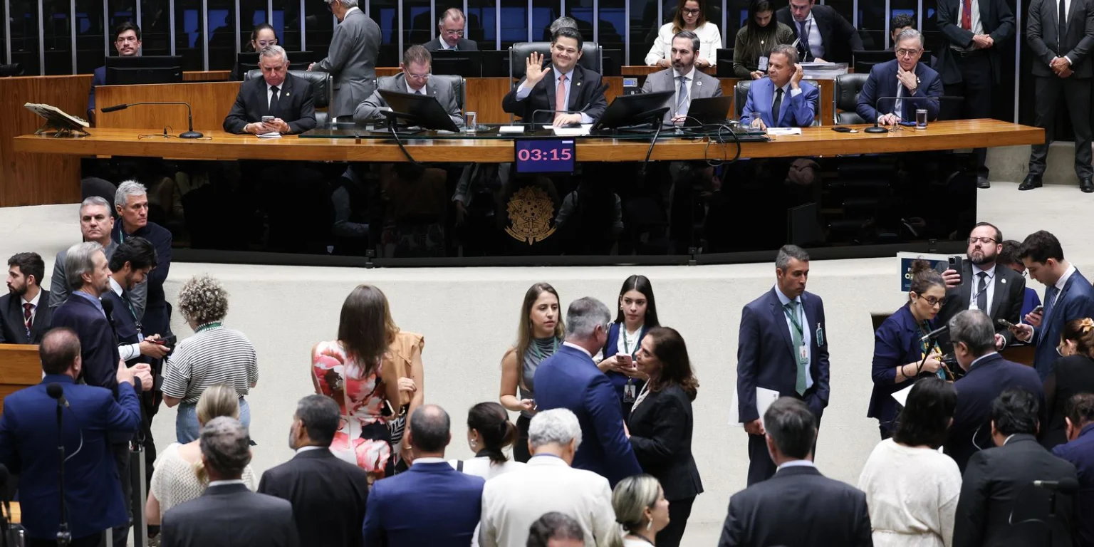 Congresso Nacional derruba vetos presidenciais e autoriza repasse de recursos para municípios em sessão prioritária