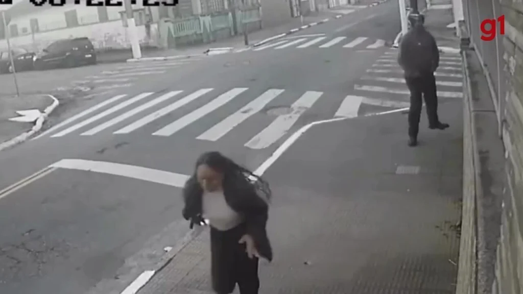 Mulher escapa de assalto em São Vicente: vídeo revela momento de tensão no litoral de SP