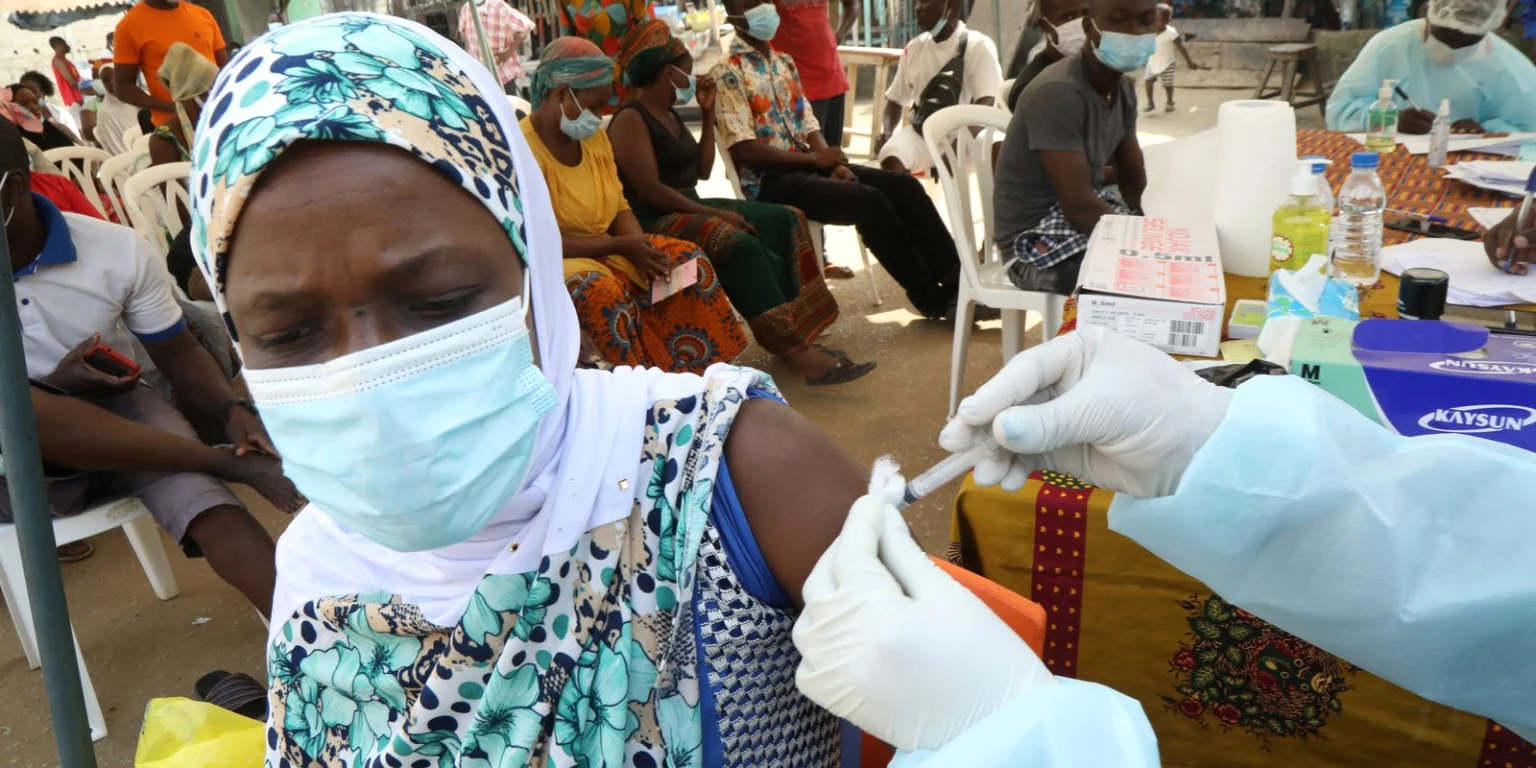 Vacina contra a cepa do ebola na África pode demorar até 9 meses, alerta OMS