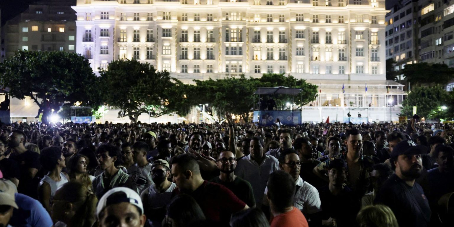 Show de Shakira em Copacabana transcorre sem ocorrências graves para multidão de 2 milhões de pessoas