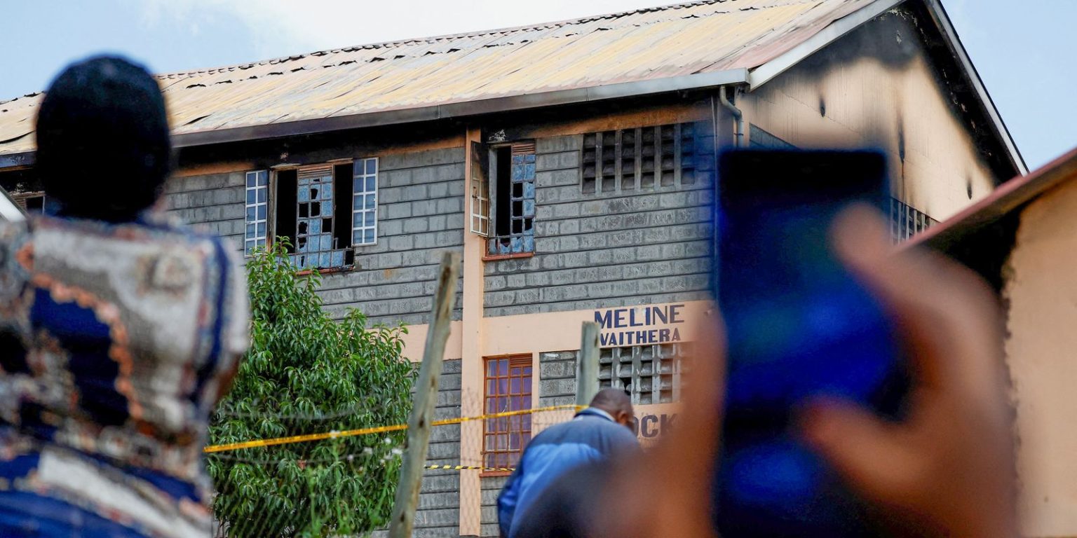 Autoridades do Quênia prendem alunas suspeitas de incêndio em escola que resultou em mortes