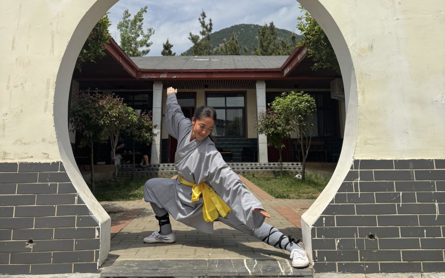 Brasileira enfrenta desafio extremo de kung fu na China e viraliza com ‘corpo de ferro’; vídeo