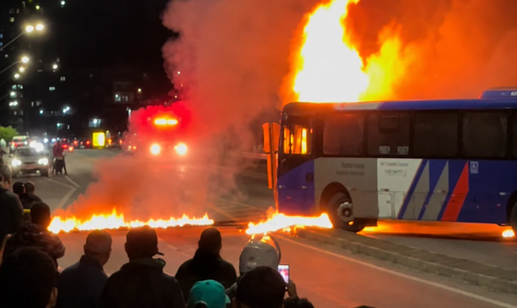 Protesto após morte de motoboy termina com ônibus incendiado e caos na Estrada da Roselândia entre Cotia e Itapevi