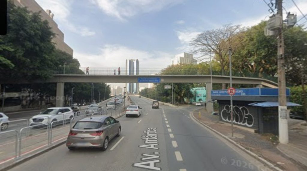 Carro de luxo pega fogo e é abandonado após acidente na Barra Funda, em SP