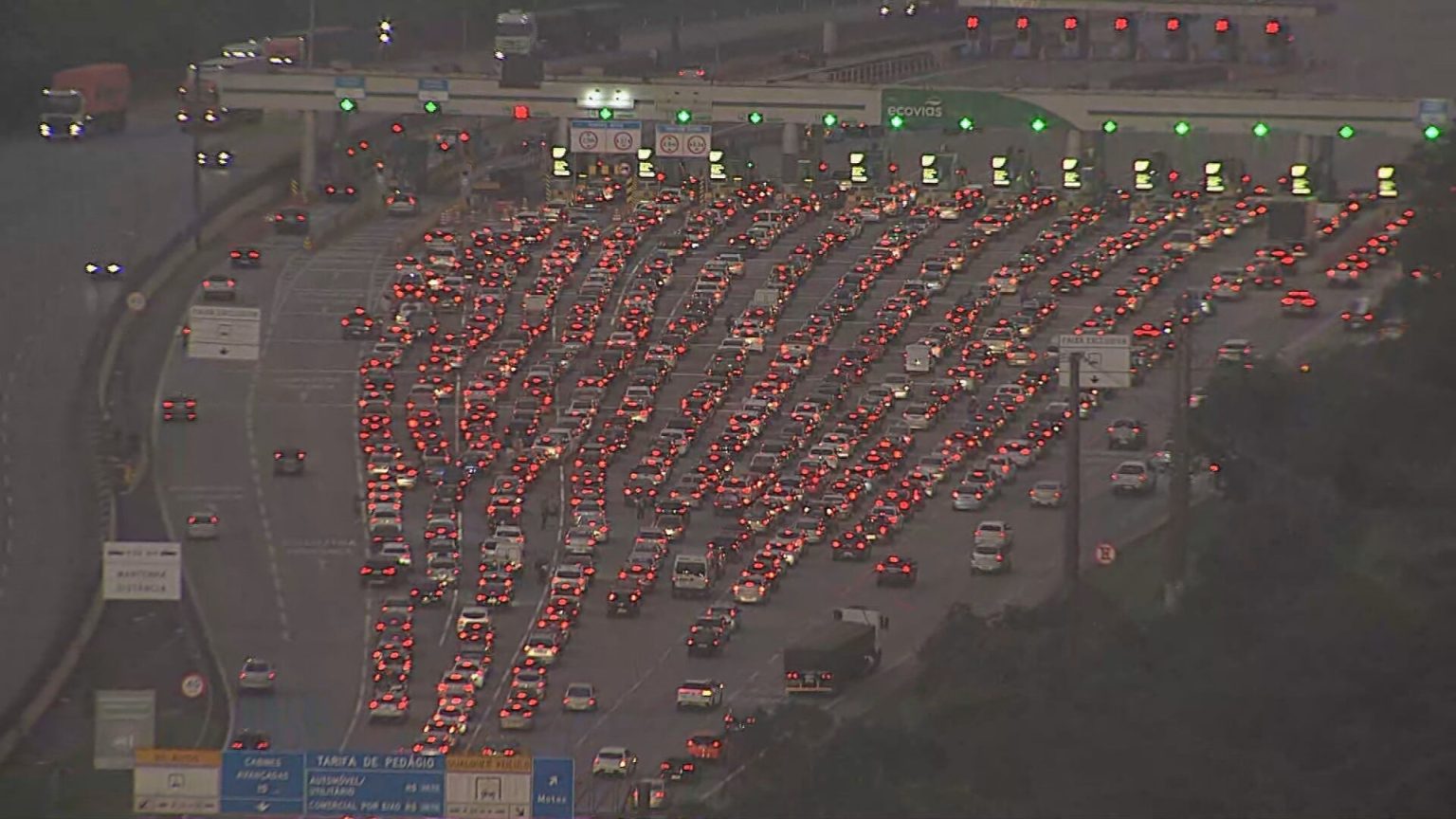 Tráfego lento e congestionamento marcam descida para o litoral neste feriado de 1° de Maio em São Paulo