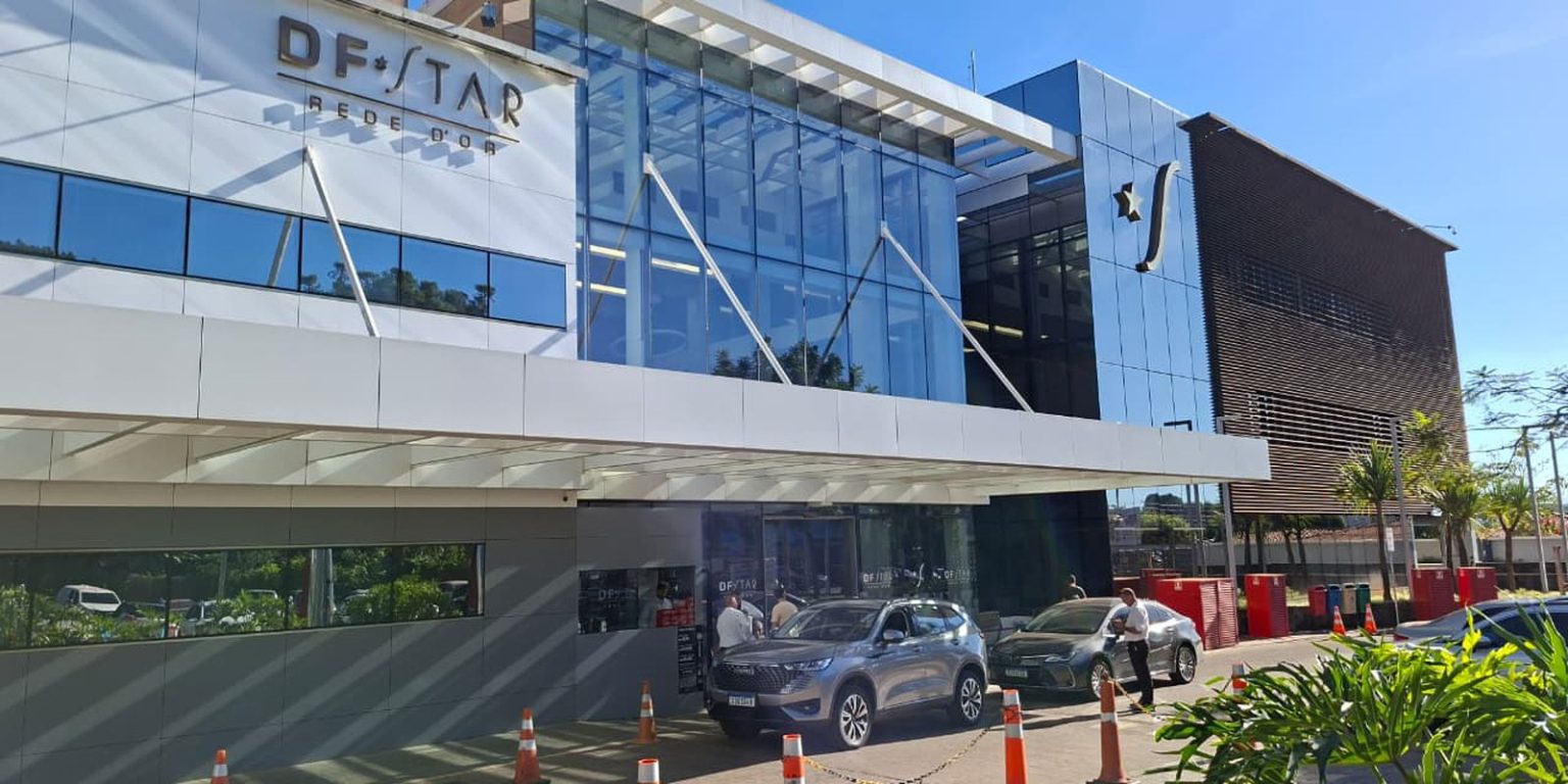 Ex-presidente Jair Bolsonaro é internado para cirurgia no ombro em Brasília