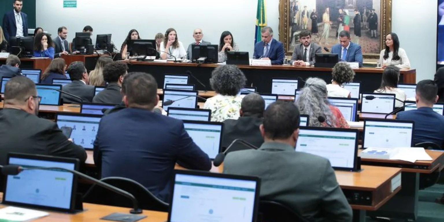 CCJ da Câmara adia análise de PEC sobre redução da maioridade penal e gera debate acalorado