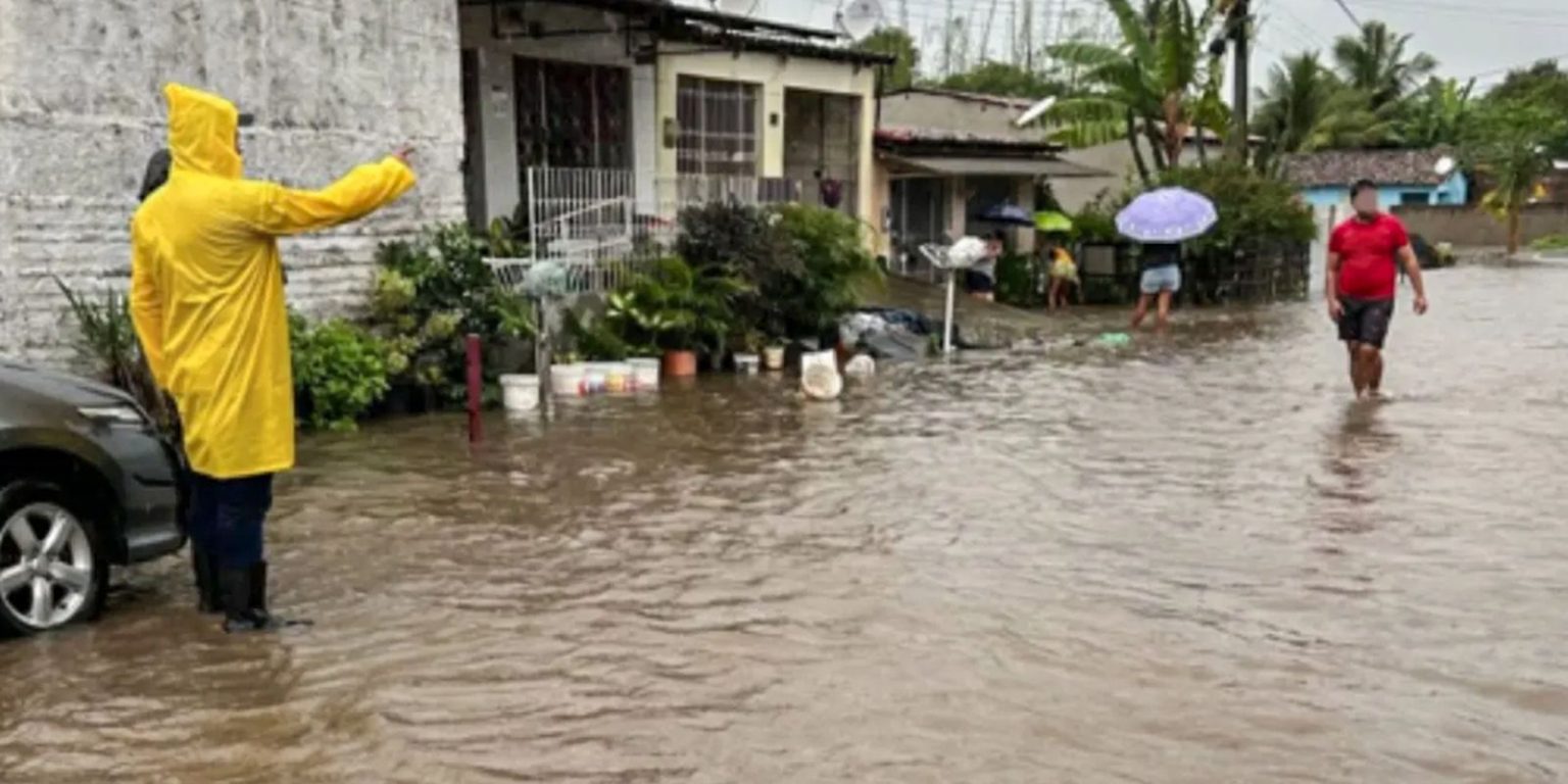 Chuvas causam deslocamento de milhares em Pernambuco e Paraíba