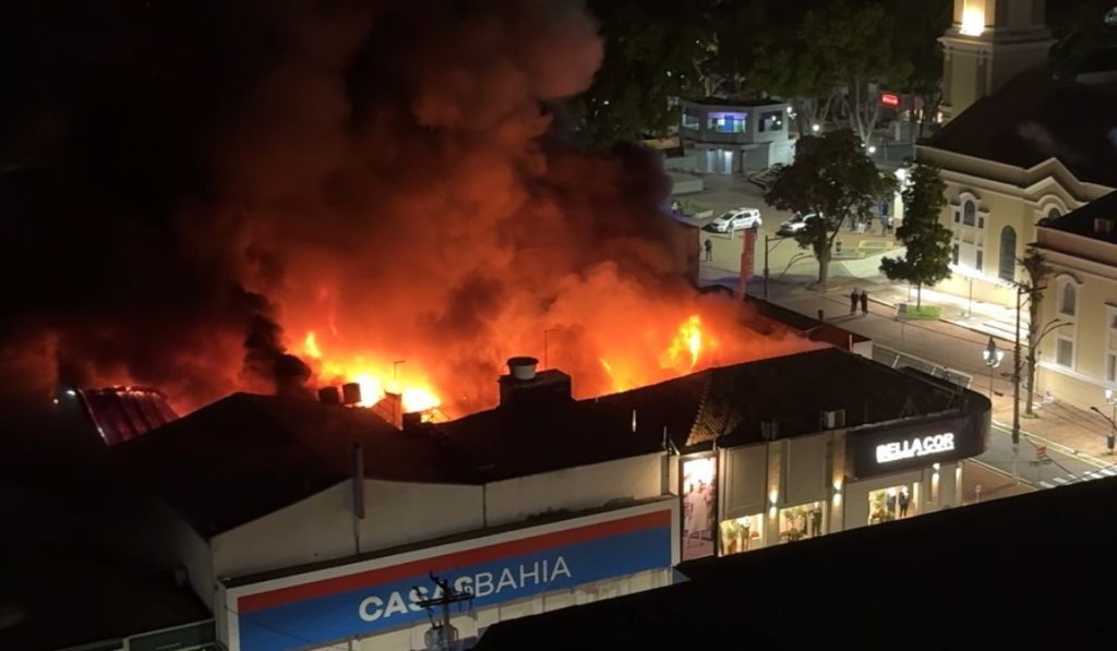 Incêndio atinge loja das Casas Bahia em Santa Bárbara d’Oeste: Bombeiros mobilizados para controlar as chamas