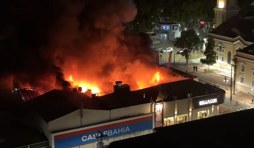 Incêndio atinge loja das Casas Bahia em Santa Bárbara d’Oeste: Bombeiros mobilizados para controlar as chamas