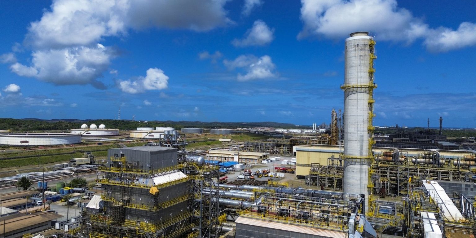 Refinarias da Petrobras operam em capacidade acima de 100%; entenda o cenário atual