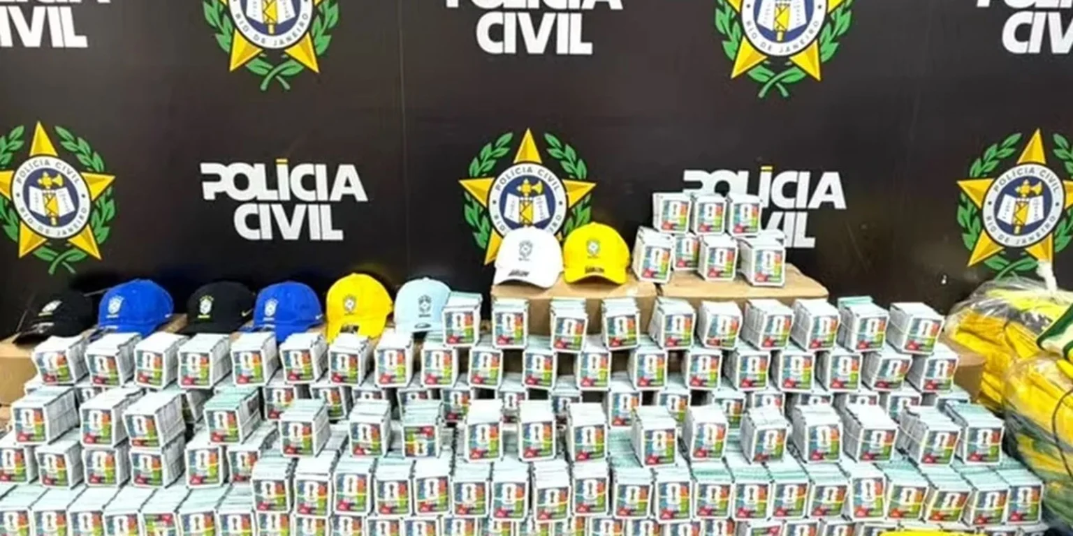 Operação policial apreende grande quantidade de figurinhas falsificadas da Copa no Rio de Janeiro