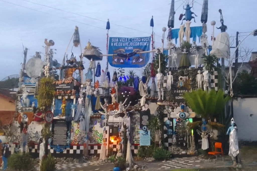 Casa decorada com esculturas e objetos reciclados em Jacareí: Arte transformando tristeza em cor