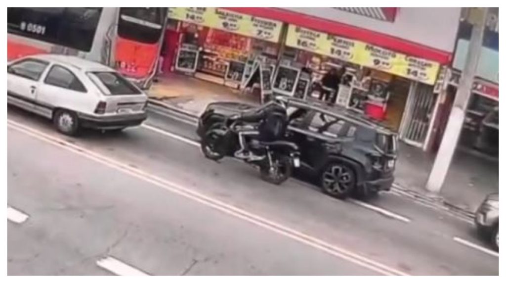 Polícia investiga motos usadas em crime que resultou na morte de piloto durante assalto na Zona Oeste de SP