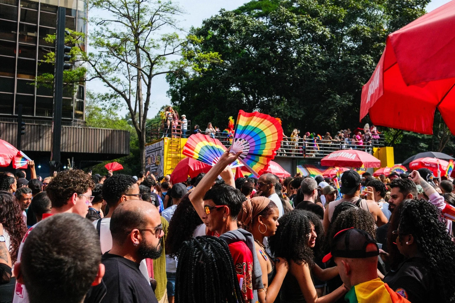 Projeto que proíbe crianças na Parada LGBT é aprovado em SP, mas gera polêmica entre especialistas