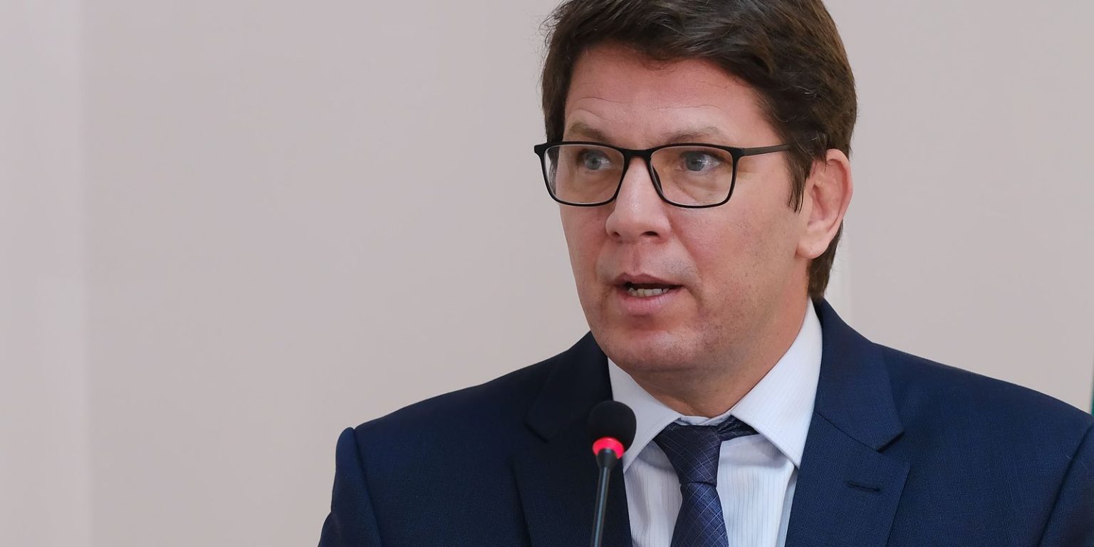 Ministro do STF estabelece prazo para Câmara explicar viagem internacional de Mario Frias