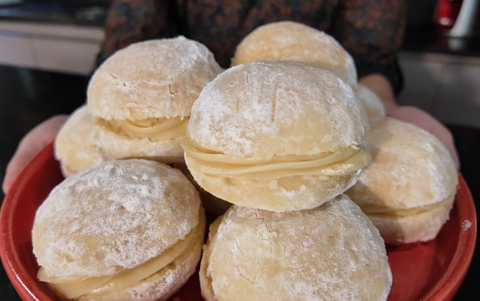 Aprenda a fazer Sonho de Padaria com a receita do ‘Barato da Cozinha’