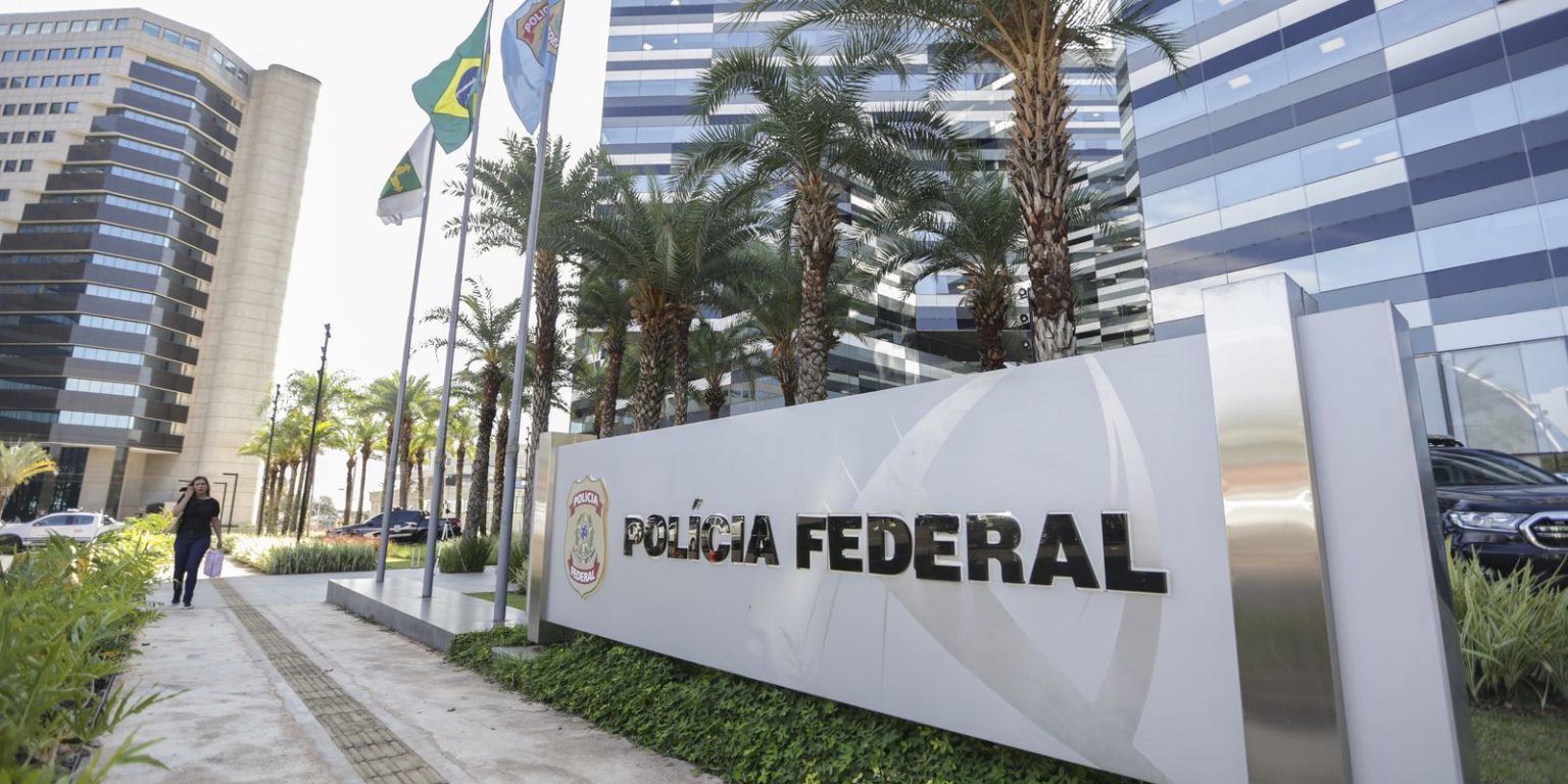 Chileno é preso pela PF por injúria racial e homofobia em voo internacional