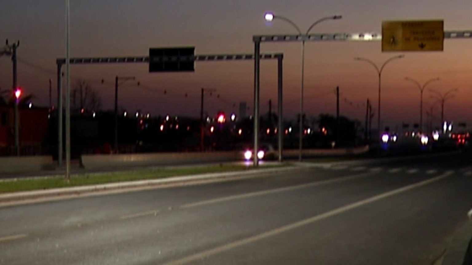 Acidente com caminhão interdita avenida em Mogi das Cruzes