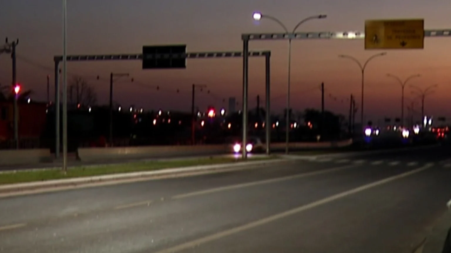 Acidente com caminhão interdita avenida em Mogi das Cruzes