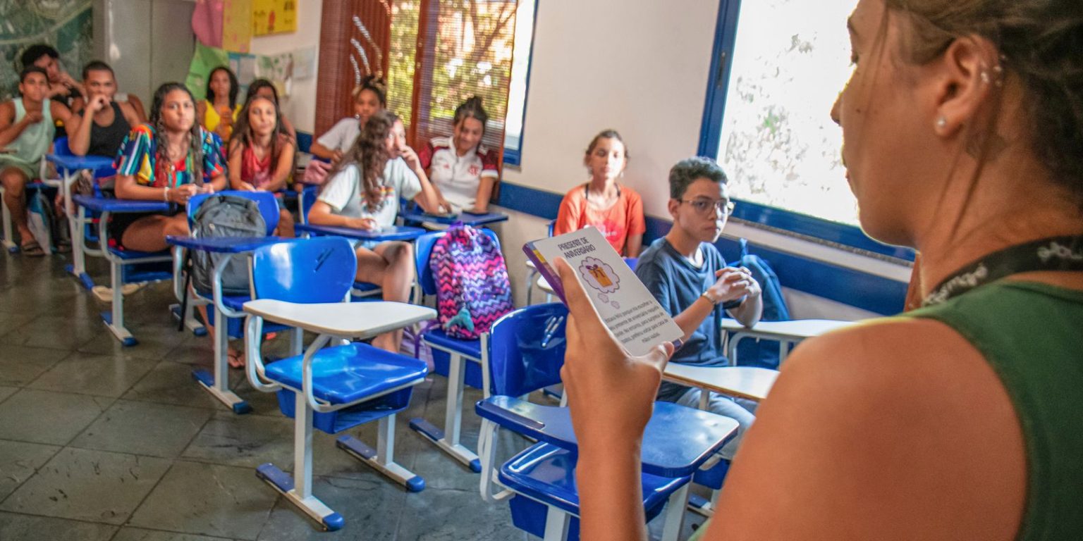Dores menstruais prejudicam frequência escolar de alunas em todo o país