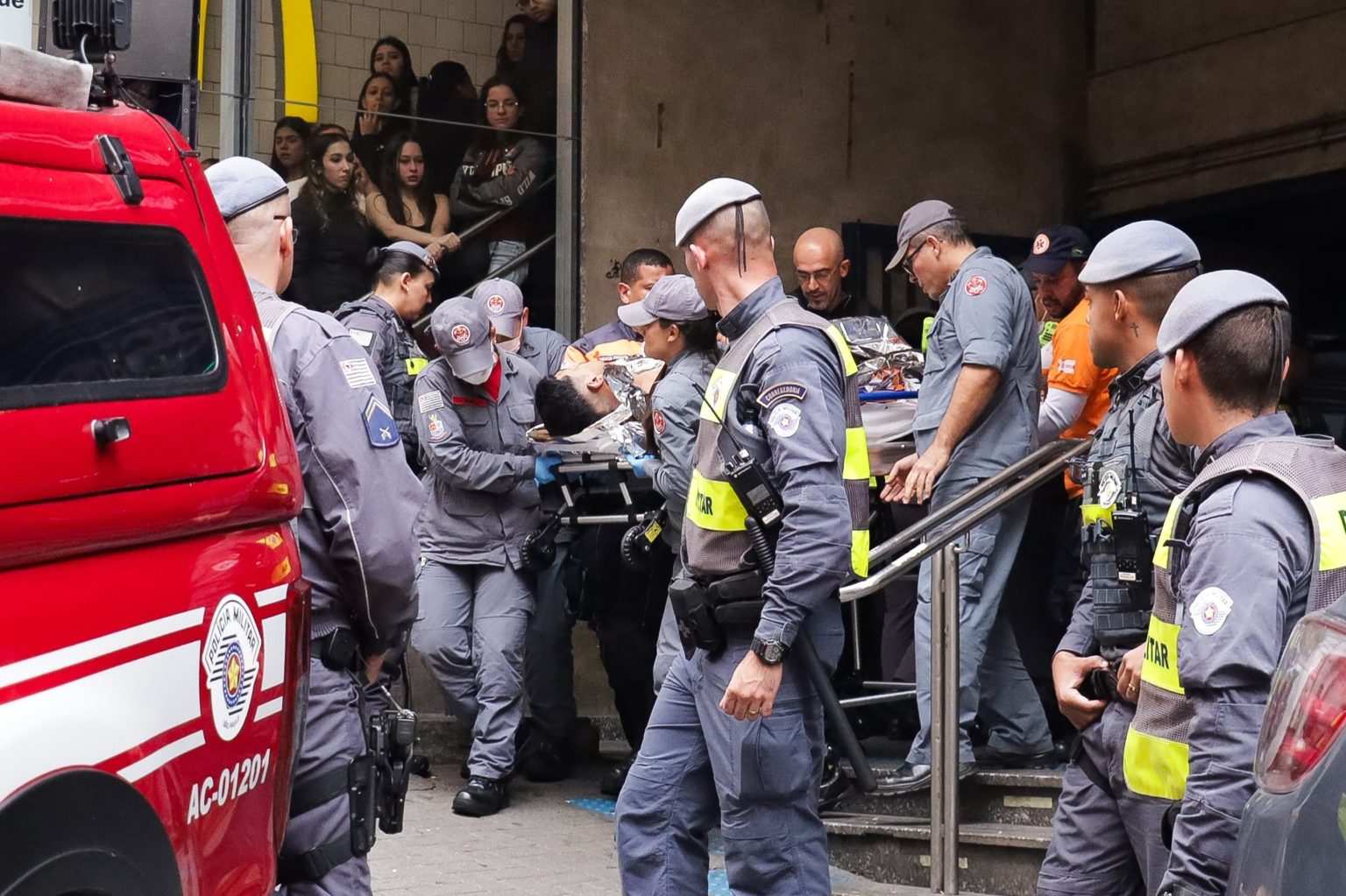 Tiroteio na estação São Bento do metrô de SP deixa criança e cinco pessoas feridas: polícia investiga origem dos disparos