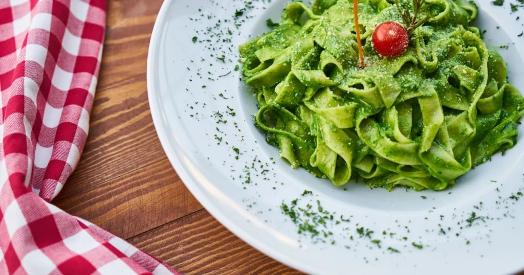 como preparar pesto de manjericão