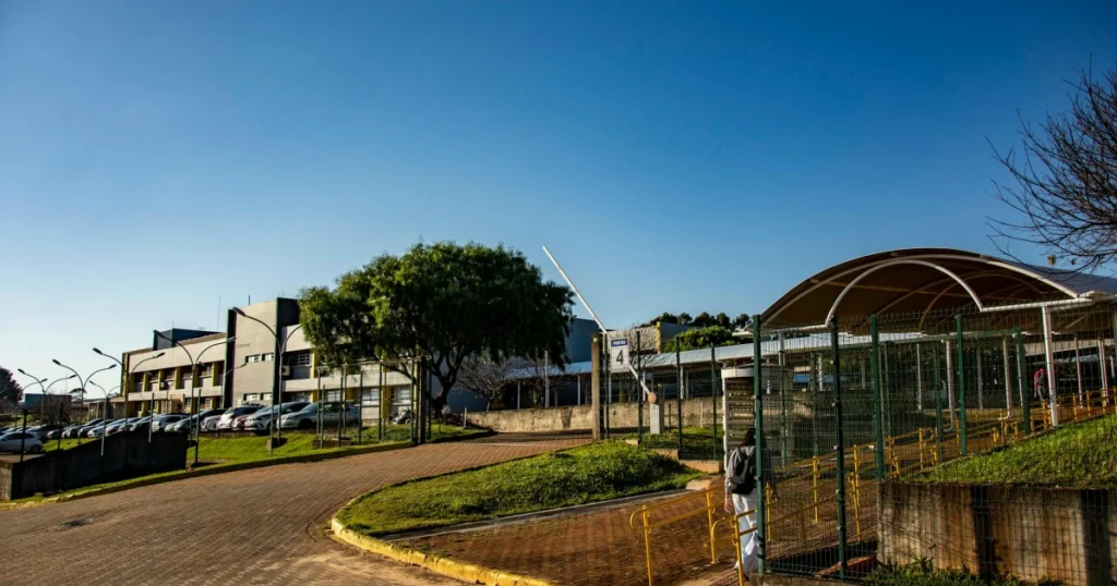 como funciona a educação pública no Brasil
