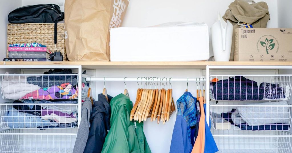 como organizar armário de roupa de vez por todas